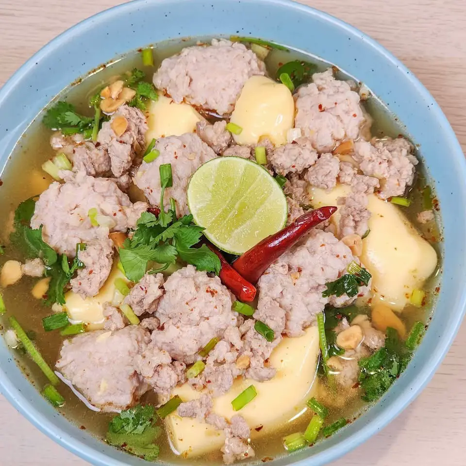 แจกสูตร หมูสับต้มยำเต้าหู้ไข่ เป็นเมนูต้มยำที่บอกเลยทำโคตรง่าย มือใหม่หัดทำก็ทำตามง่ายๆ บอกเลยว่าทำถึง เครื่องครบ ซดน้ำคล่องคอ