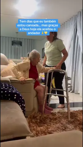 Com muita paciência, ela aceitou o andador sem resistência, mas com dificuldade  #CuidarComAmor #Andador #Alzheimer #CuidadosDiarios #Gratidão