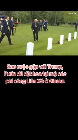 Sau cuộc gặp với Trump, Putin đã đặt hoa tại mộ các phi công Liên Xô ở Alaska