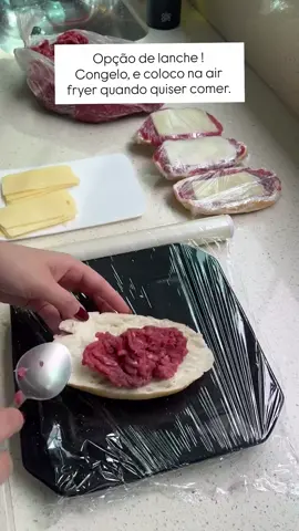 Patinho moído cru Sal a gosto  Pão de Sal  1 fatia de mussarela  Obs; a carne tem que ser uma camada fina para não ficar cru quando assar .  #emagrecimentosaudavel #emagrecimento #nutricao 