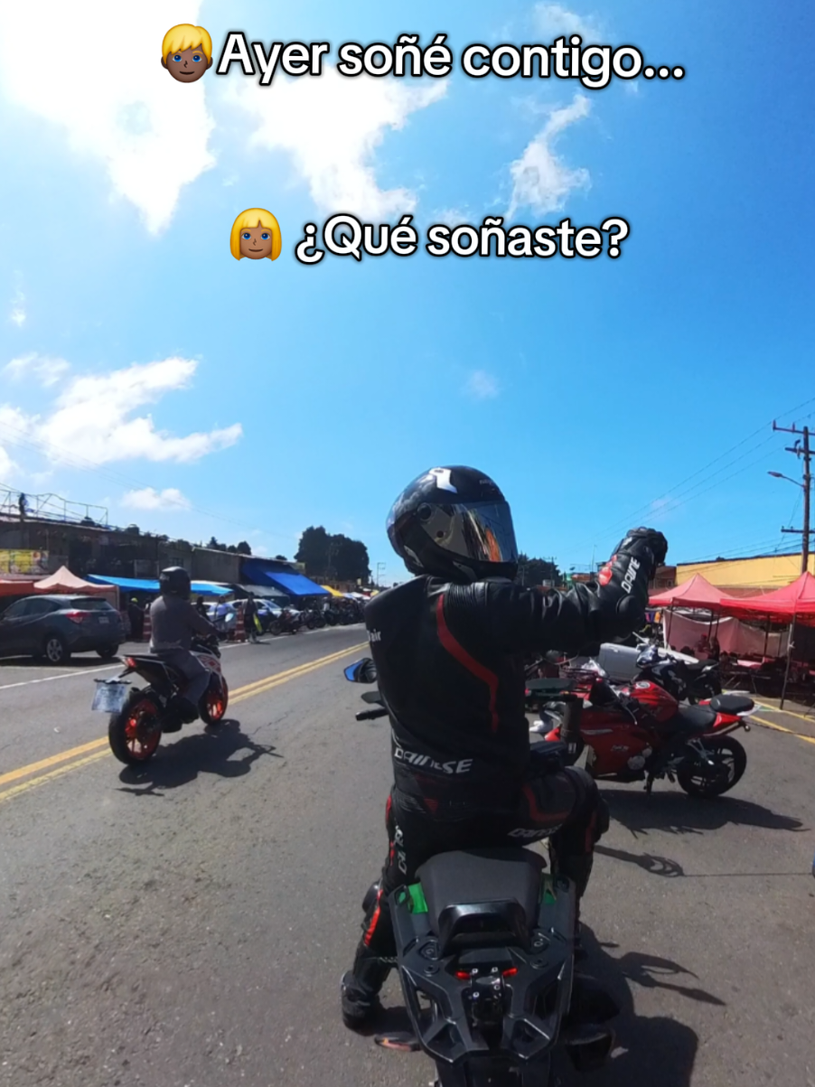 También lo quiero vivir... . . . . ##bikergirl #amorbiker #motociclismo #parejabiker #dominar400 