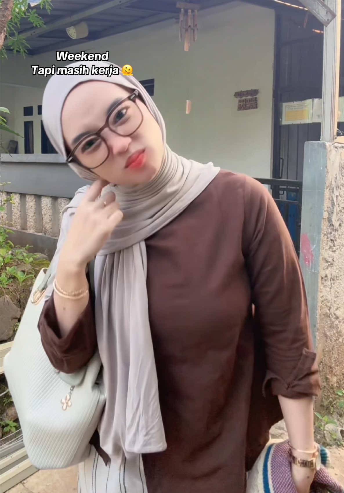 ✨ Weekend? Gak kenal. OOTD: Mix and match antara ngantuk dan tanggung jawab. #KerjaTerus #OOTD #fy 