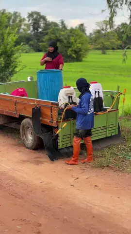 หญ้าเยอะเกิน 😆 #เกษตรกรรุ่นใหม่ #เครื่องพ่นยา767 #ข้าวจัสมิน #รองเท้าบูทยางพารา 