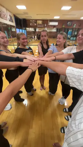 Halftime ready!🐆 #dance #danceteam #friends 
