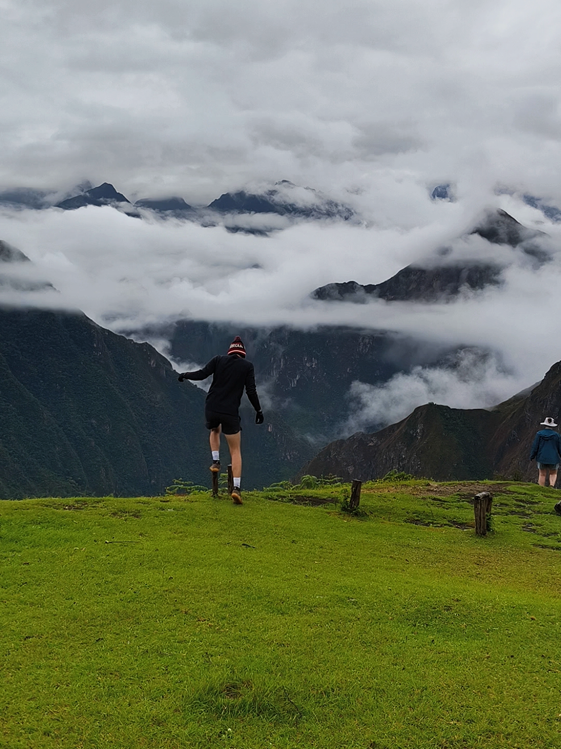 Bienvenidos a Llactapata, Cuzco desde donde se puede ver a lo lejos las montañas Machupicchu, Huaynapicchu. #hike #Outdoors #trekking #perú 