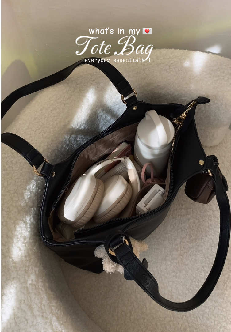 What’s in my spacious everyday bag!! #bag #shoulderbag #totebag #bagforwork #ceatorsearchinsights 