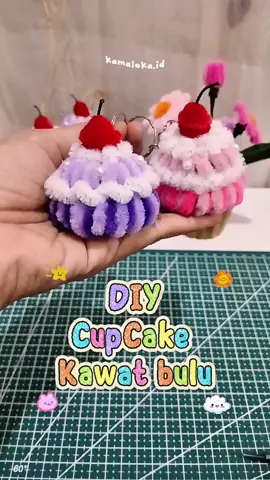 🧁 DIY Cupcake Tapi dari... kawat bulu Bukan buat dimakan ya 😁 Tapi gemes banget buat dekor atau gantungan! Step-by-step-nya gampang, cocok buat kamu yang suka kerajinan tangan ✂️ ✨ Cobain yuk! #DIYCupcake #KawatBuluDIY  #CraftTutorial #KreatifTanpaBatas #IdeKerajinan #KerajinanTangan #DIYIndonesia #DIYProject #PrakaryaRumahan #DIYKidsCraft #KerajinanKreatif #Inspirasikerajinan #KreatifItuAsik #DIYVideo #prakarya 