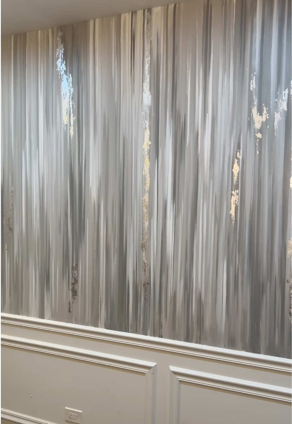 This was a quick and easy wall transformation! You can never go wrong with shades of gray! The metallic silver was the extra pop that this wall needed to make a statement! This dining room is so elegant and gorgeous now! 😍✨🔥 #art #DIY #homedecor #painting #fyp 