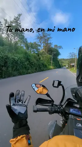 🤍 Envíaselo a esa persona especial que te acompaña en las rutas 🤍 #bikercouple #amorendosruedas #viajeenmoto #bikerlife #parejas 