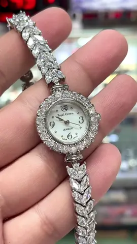 Đồng hồ Nữ kết hợp với đá pha lê trắng . Thích hợp cho các bạn nữ phối với đồ trang sức trắng .  #đồnghồ #xuhuong 