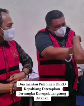 Dua Mantan Pimpinan DPRD Kepahiang Ditetapkan Tersangka Korupsi  ‎ ‎Kepahiang, Bengkulutoday.com - Kejaksaan Negeri (Kejari) Kepahiang kembali menetapkan dua tersangka tambahan dalam kasus dugaan korupsi Tuntutan Ganti Rugi (TGR) Sekretariat DPRD Kabupaten Kepahiang, pada Jum'at malam (15/8/2025).  ‎ ‎Dua tersangka tambahan yang ditetapkan yakni, WP (mantan Ketua DPRD Kepahiang 2019-2024) dan AD (mantan Waka DPRD Kepahiang 2019-2024). Keduanya ditetapkan sebagai tersangka setelah menjalani pemeriksaaan oleh penyidik Kejari Kepahiang.  ‎ ‎Kedua eks pimpinan DPRD Kepahiang ini, resmi ditetapkan sebagai tersangka dan ditahan karena terlibat kasus dugaan korupsi TGR sebesar Rp 1,2 miliar di DPRD Kepahiang tahun anggaran 2021-2023. ‎ ‎