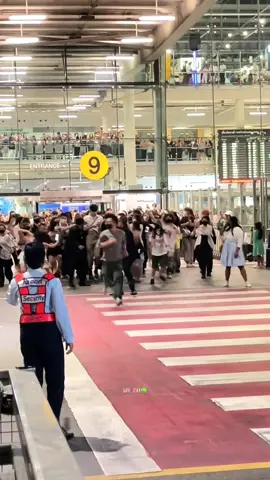 มาไทยแล้ว คุณชายกัวกับหมอเจียน อ่อรามากๆ น่ารักหล่อมาก คู่พระรองก็ดีใจมาก ถ้าจะดีมากกว่านี้อยากให้คู่พระเอกมาด้วย🥰🐍🐍#Zhanxuan #liaxuancheng #Ziyu #tianxuning #Pevevngelove 
