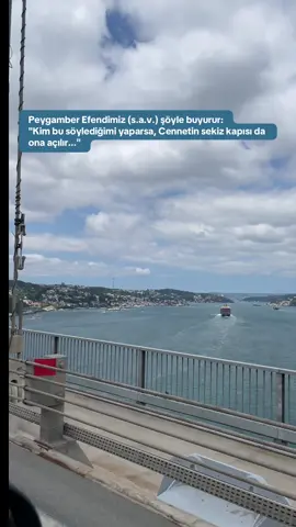 “Ömer ibni Hattâb radiyallahu anh'den rivayet edildigine göre, Nebi sallallahu aleyhi ve sellem şöyle buyurdu:  Sizden biriniz güzelce abdest alır —onu tastamam yapar— sonra da şu duayı okursa: ‘Eşhedü en lâ ilâhe illallâhü vahdehû lâ şerîke leh. Ve eşhedü enne Muhammeden abdühû ve rasûlüh,’ o kimseye cennetin sekiz kapısı açılır, dilediği kapıdan cennete girer.” Duanın Arapçası: ‎أَشْهَدُ أَنْ لا إِلَهَ إِلَّا اللهُ وَحْدَهُ لَا شَرِيكَ لَهُ، وَأَشْهَدُ أَنَّ مُحَمَّدًا عَبْدُهُ وَرَسُولُهُ “Şehadet ederim ki Allah’tan başka ilah yoktur, O tektir ve ortağı yoktur. Ve yine şehadet ederim ki Muhammed O’nun kulu ve elçisidir.” 📚 Kaynaklar: – Müslim, Taharet 17 – Ayrıca bkz: Ebû Dâvûd, Tahâret 65; Tirmizî, Tahâret 55; İbn Mâce, Tahâret 60 Bu dua, tevhid inancının ve peygamberliğe imanın beyanıdır. Abdest gibi ibadetlerin sonunda bu imanı dile getirmek, hem ibadeti ruhen tamamlamak hem de Allah katında büyük bir ecir kazanmak anlamına gelir. Hadisteki müjdeye göre, bu şekilde abdestini tamamlayan kişi cennetin sekiz kapısından dilediğinden girebilecek kadar yüce bir makama erişebilir. #maneviyolculuk #hadisişerif #istanbul #15 #1tuubaca  