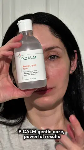 I’ve been really enjoying the P.Calm Barrier Cycle Toner. It has a watery, lightweight texture that absorbs quickly without any residue or stickiness. My skin feels cleaner, softer, and more balanced since I started using it. It helps reduce blackheads and whiteheads while strengthening the skin barrier. The KMX Ferment Cure supports a healthier skin environment, and the Azulene, Centella Asiatica, and Tea Tree work together to calm and soothe any irritation — perfect for sensitive, acne-prone skin. @p.calm_official @P.CALM #pcalm #koreanskincare #glowskin #clearskin #glassskin        