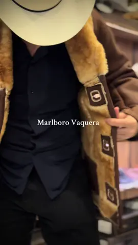 Marlboro Vaquera #macíasboots #tendenciavaquera #chamarrasvaqueras #modamasculina #masculinity 