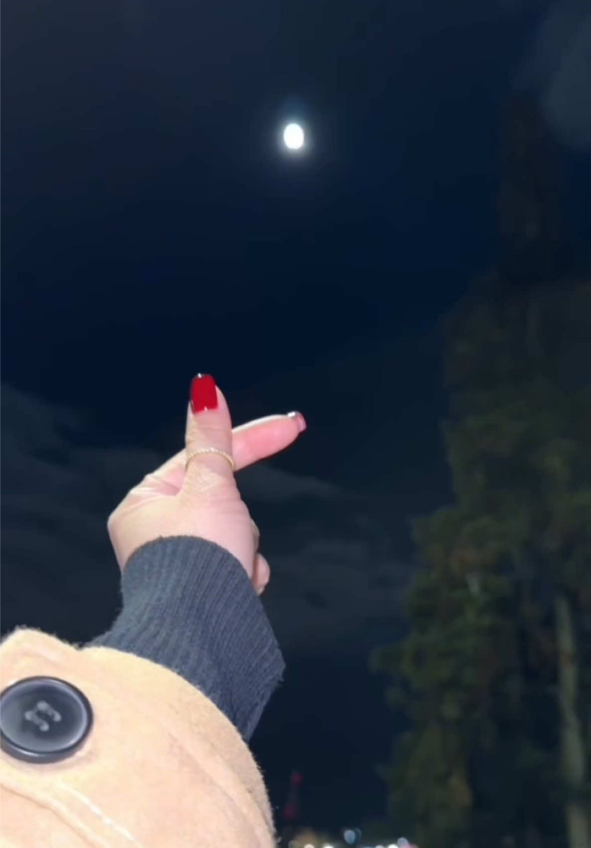 Đời em chỉ được tới đó thôi à. Chạm được chút nắng, lại đón cả trận mưa giông..🚶🏻‍♀️‍➡️👵🏻🌈🍃☘️🌫️❄️