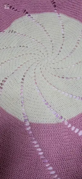 ブランケット部分をいつもと違う編み方にチャレンジ。すずらんたくさんでめちゃ可愛♥️毛糸は全て100均です。色合いはちょいと地味だったなぁ。#フラワーブランケット #花束ブランケット #すずらん #かぎ針編み #CapCut 