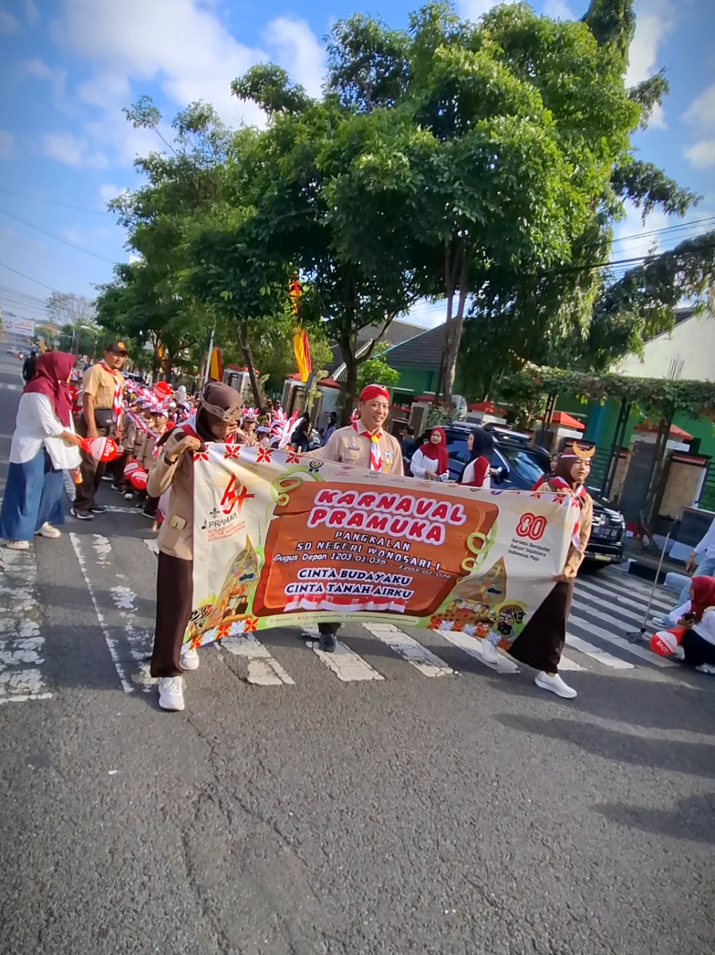 Hari Pramuka ke 64 @sd_negeri_wonosari_1_official melaksanakan kegiatan Kirab Pramuka dengan tema Cinta Budayaku, Cinta Tanah Airku. #sekilasgunungkidul #haripramuka #gunungkidul #gunungkidul #GUNUNGKIDUL 
