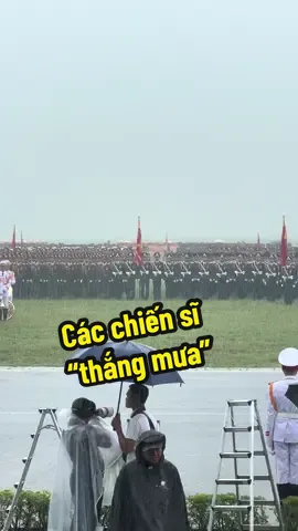 Các chiến sĩ hôm trước “vượt nắng”, hôm nay “thắng mưa” #dieubinhdieuhanh #a80 