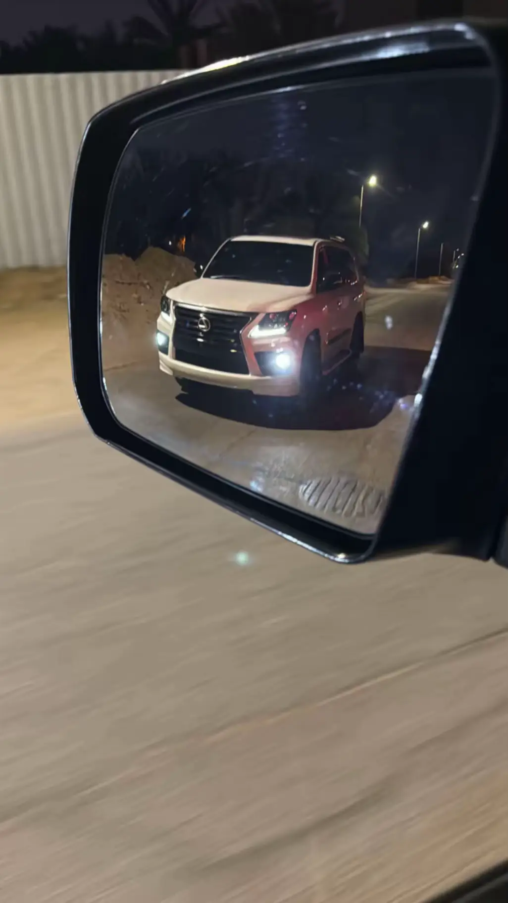 راكب اللي وجهه اسود من وجيه الرخوم بس .. ما حوله رخامه ولا هوب رخمه:) صنعة اللي مايعرف العوايد والسلووم لالقى الكاس المركد خذا طوول نسمه كن لونه لون زيت على النار محمو وحسه قراية هنوفن خجول ومحرمه:) وان كويته حس عودن يدور للعلوم لاتمادى ف السوالف ماعاد الجم ث لكزس اسمه (مايمسي على حظ محروم منوة اللي كن كبده على شوك سلمه ولا ذكرت انه مجيه عقب حب الخشوم استوى قدام عيني وجووده وعدمه:)#لكزس 