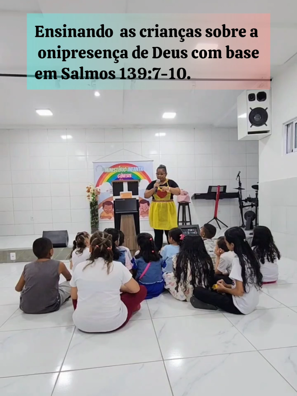 A onipresença de Deus  #ministerioinfantil  ✓ Explicar às crianças que Deus não está limitado a um único lugar , mas está em todos os lugares ao mesmo tempo, traz a compreensão que nunca estamos sozinhos e que Deus está conosco em todos os momentos ou situações, não importa onde vamos ou estamos, Ele sempre vai estar presente. Para maior entendimento das crianças sobre a onipresença de Deus, pode-se fazer a contação da história de 