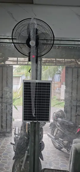 Quạt treo tường năng lượng mặt trời. #quattichdien #quattreotuong 