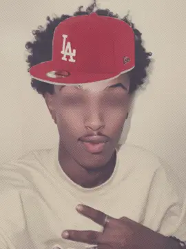 @yusrayyyy 💞💐🌬️ diga oo keliya ayaa quruxda u fasirtay macnaheeda. Ma aha qurux indhaha lagu arko oo keliya, ee waa iftiin ka dhex baxa qalbigaaga, dabacsanaanta hadalkaaga iyo deeqsinimada ruuxaaga. Socodkaaga wuxuu xambaarsan yahay kalsooni, codkaagana wuxuu leeyahay laxan dejin kara qalbi walba oo murugaysan Marka aad qososhid, dunidu waxay u ekaataa meel ka nadiifsan oo ka farxad badan sidii hore. Ma aha oo kaliya muuqaalkaaga oo soo jiidasho leh, balse waa habka aad dadka u qaddariso, sida aad u dhageysato, iyo sida aad u taqaanid qiimaha kalgacalka. Haddii erayadu awood u yeelan lahaayeen inay sawiraan, qalinkaygu wuxuu ku sawiri lahaa gabar ruuxdeeda ay ka muuqato iftiin iyo sharaf aan la qiyaasi karin. Waa adiga oo kale mid ay quruxda dibaddu ku weheliso qurux gudaha ah oo ka weyn. Waxaad tahay gabadh ay hadalka wanaagsan iyo naxariistu ka buuxaan, qofka kugu hareeraysan aad ku beeraysa kalsooni iyo farxad. Ma aha oo kaliya inaad tahay mid lagu amaano muuqaalka, balse sidoo kale waxaa lagu amaanaa garashada, dulqaadka iyo sida aad uga dhigto qof walba mid qiimo leh marka uu kuu dhow yahay.❤️🥺 Waxaa jirta xigmadda oranaysa: “Qalbiga wanaagsan wuxuu ka qurux badan yahay wajiga quruxda badan.” Adiguna waxaad leedahay labadaba—qalbi nadiif ah iyo muuqaal bilicsan oo aan indho la iska indho tiri karin.😭🖤🫂#romantico #fouryoupage 