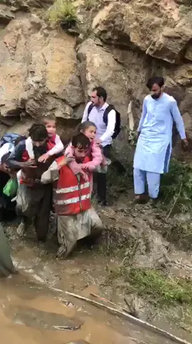 سوات ملم جبہ روڈ پر الخدمت کے رضاکار سکول کے بچوں کو ریسکیو کر رہے ہیں۔ #StayAlert #flood #swat #swatflood #buner