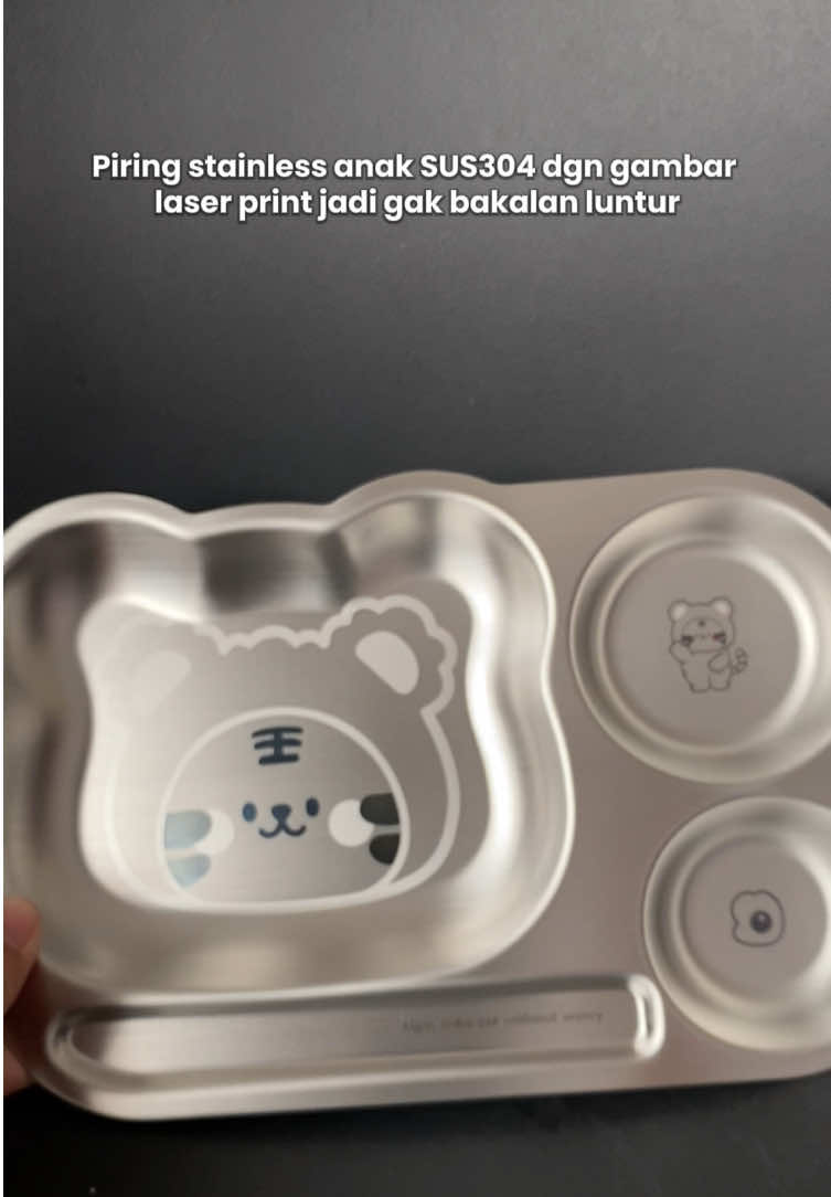 Untuk pemakaian jangka panjang, aku memilih piring stainless sus304 yg sudah jelas aman untuk makanan panas. Gak ada bau yg membekas. Gambar laserprint bukan stiker jd gak bakalan luntur. Bentuknya juga lucu, anak jd semangat makan #piringstainless #piringanak #stainlesssus304 #piringmakananak #piringsekat 