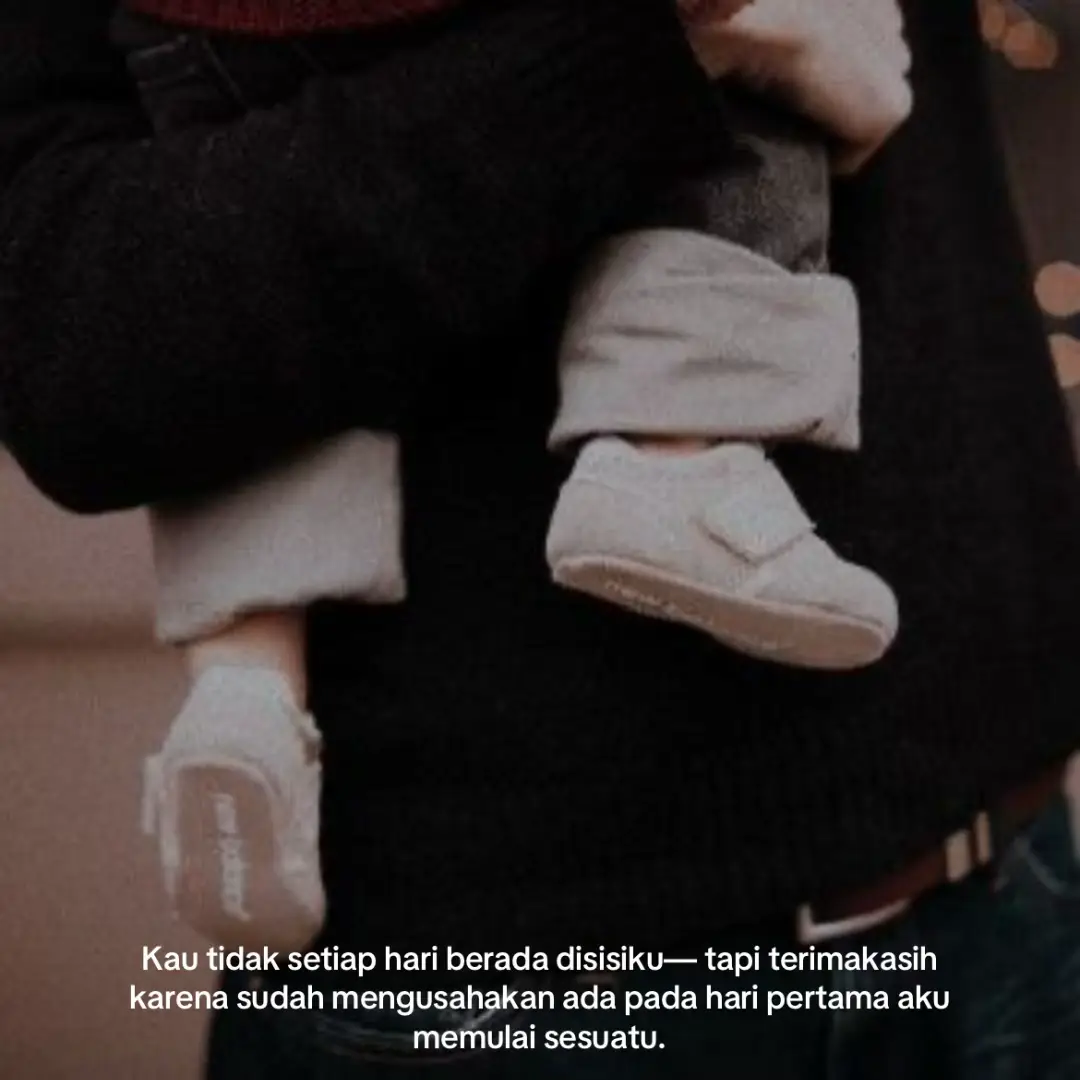 Mungkin, ketika aku tiba pada dunia— setelah ibu, mungkin kau yang paling bahagia melihatku. Kau tidak setiap hari berada disisiku— tapi terimakasih karena sudah mengusahakan ada pada hari pertama aku memulai sesuatu. Hari pertama aku menjejaki sekolah dasar, kau ikut serta mengantarku, pertama kali aku masuk Sekolah Menengah Pertama dan Menengah Atas kau ikut serta datang. Ketika aku memasuki universitas — kau mungkin hanya mengantarkanku pada stasiun kereta, meski melambaikan tangan diiringin senyuman bahagia ketika aku berani mengepakkan sayap ketempat yang lebih jauh, aku yakin dihati kecilmu tersimpan kesedihan sebab melepasku kelain tempat. Dan bahkan hingga kini, dihari pertama aku memasuki dunia kerja— kau mengantarkanku dipagi buta, meski katamu kemarin sore kau sedikit merasa tidak enak badan. Terimakasih, untuk Ayah, Bapak, Baba, Papa atau sejenis panggilan lainnya— sebab telah mengusahakanku sejauh ini.