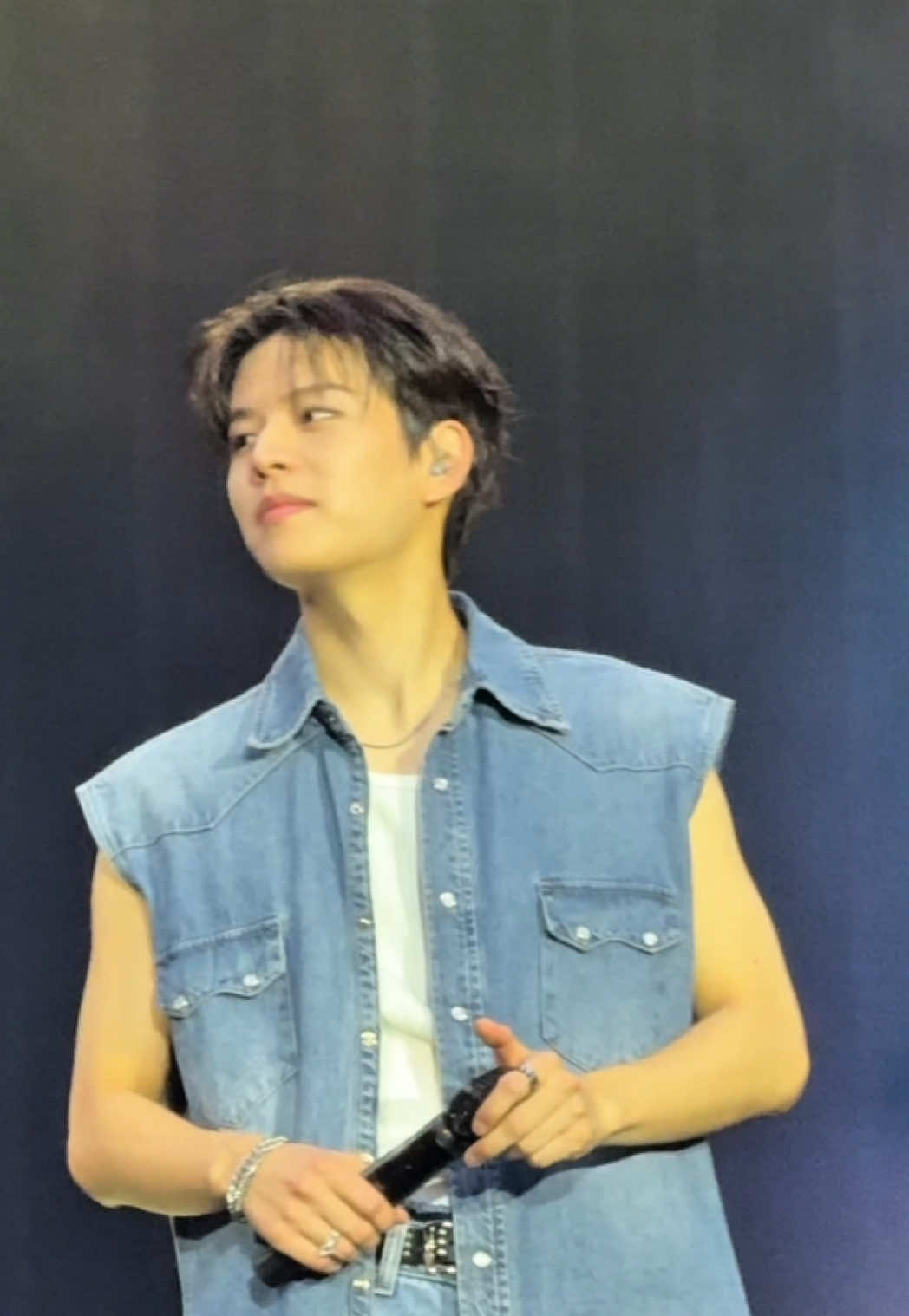 I loove that we can clearly hear Seungmin singin live on stage 🥹, his voice is so beautiful. And the gleam on his eyes this man is soo talented & handsome 🥹💕 #Seungmin #StrayKids #DominATE_London 