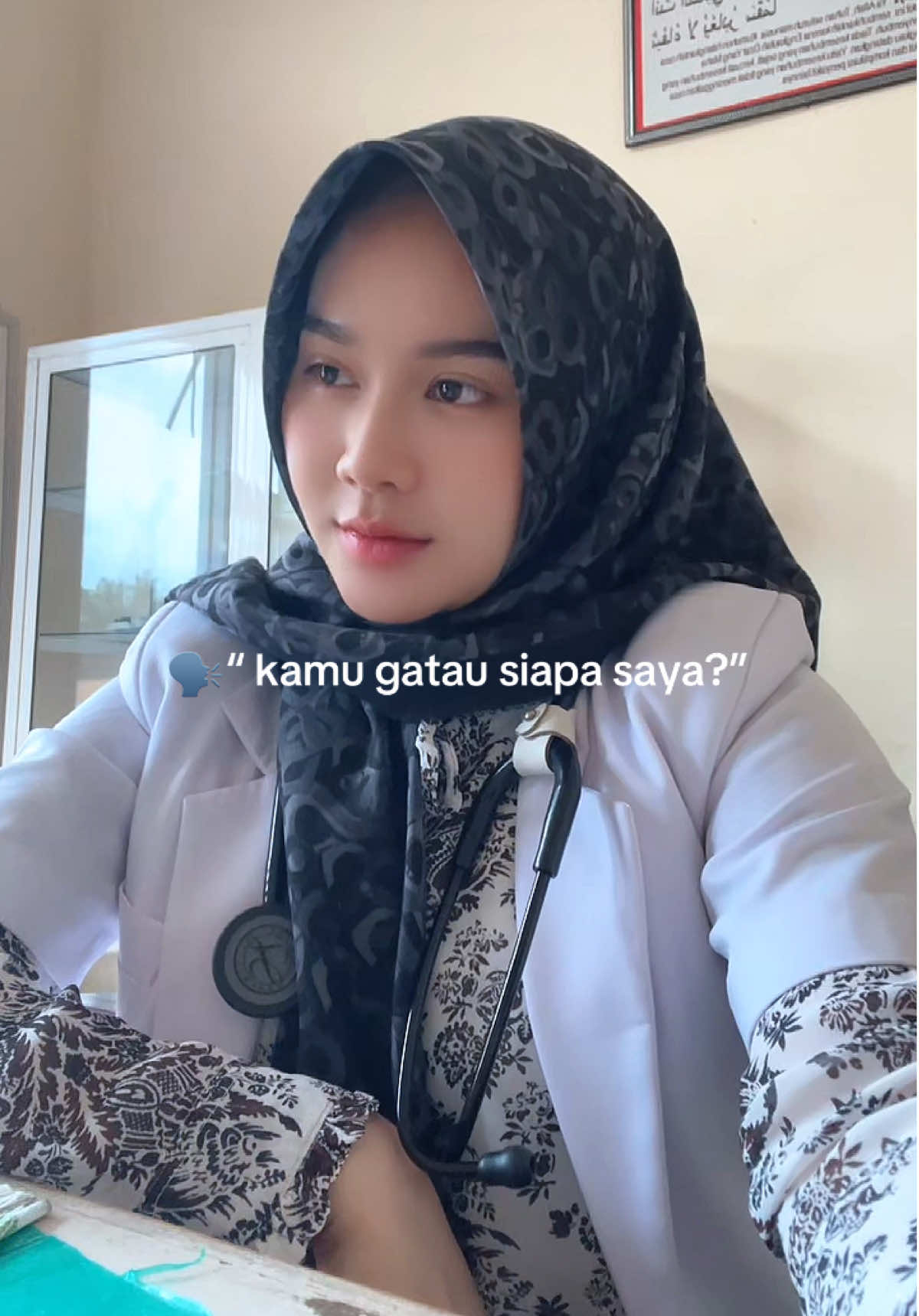 Ya saya gatau dan gamau tau, Semua org sama kalo mau berobat, dan harus punya Etika 🙏🏻