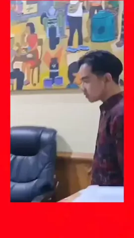 Rusaknya Demokrasi dimulai dari : Diterapkannya sistem politik feodal, yaitu hanya keluarga yang berhak menduduki jabatan. Kemudian merubah berbagai aturan, ditambah menyingkirkan lawan dan yang paling utama wasit-wasit dapat dikendalikan. KONDISI SEPERTI ITU AKAN MELAHIRKAN BANYAK PENJILAT DAN MENYUBURKAN POPULASI MAFIA. (Copas Puan Rossi Inayah) #PolitikRakyat #BelajarBaik #Muhasabahdiri #FreePalestina #IndonesiaGelap 