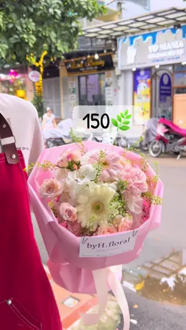🌸 Bó hoa xinh xắn 150k – nhỏ gọn, tinh tế, dễ thương vừa đủ. Không biết đã bao nhiêu bó được gửi đi rồi mà giờ tiệm mới nhận ra chưa lên video nào 💕 ——————————— byH.floral - Tiệm hoa tươi và quà tặng Online shop in Hanoi 📍Thanh Xuân ☎️ 0329162593 🎁 Mỗi bó hoa đều được tặng kèm túi và thiệp xinh xắn 🕐 Giá hoa có thể thay đổi theo mùa và dịp lễ.