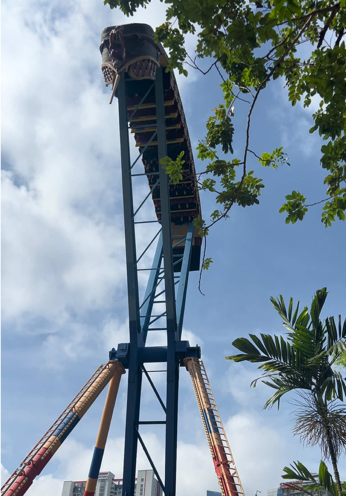 Masa tgh tergantung 360 darjah dkt atas tu keinsafan dalam diri mula melanda dah segala doa mula keluar 🙂🙂   #fyp #xybca #viralvideo #pirateship #sunwaylagoon #adrenaline #yolo #themepark 