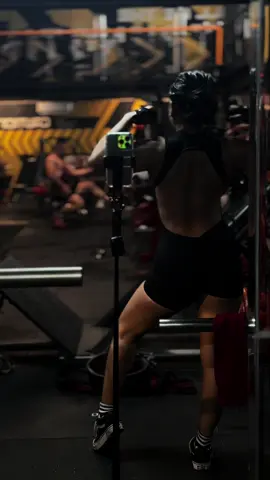 Black in back .. #CapCut #backworkout #gym #fyp #black 