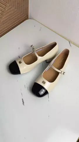 ✨ Tampil Anggun, Elegan & Nyaman dalam Satu Sepatu! ✨ Sepatu Mary Jane dengan sentuhan glossy ini siap melengkapi gaya harianmu. 🌸 Warna netral mudah dipadukan 🌸 Hak pendek nyaman dipakai seharian 🌸 Desain klasik modern, cocok untuk kerja hingga acara spesial Jadikan setiap langkahmu lebih percaya diri & stylish! 💃✨ 📌 Stok terbatas – jangan sampai kehabisan ya! #sepatuwanita #sepatucasual #sepatukerja #sepatumurah #ikunka 