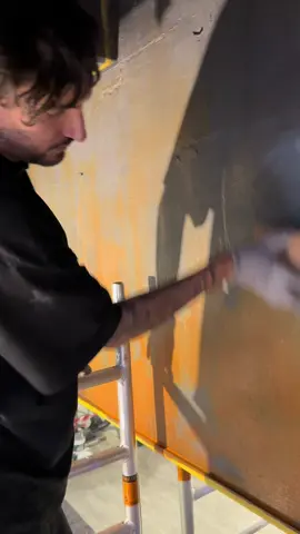 Natürliche kreative Rostoptik im @clever fit Friedberg  Die nächste Highlight-Wand im Fitnessstudio ist fertig💪 Der neue Blickfang: Die Wand, an der sich einfach jeder beim Trainieren wiederfindet – und die wir kreativ gestalten durften☺️🙌🏽 Dabei haben wir ganz auf natürliche Produkte gesetzt und die Rostoptik nur mit Wasser und einem Schwamm imitiert – ohne Säure, ohne Metallstücke in der Farbe.  So entsteht ein industrieller Look, der ganz zum neuen Konzept des Studios passt – und Schritt für Schritt immer sichtbarer wird. Eine Wand haben wir euch noch nicht gezeigt… also: dranbleiben! 😉 📩 Anfragen zu den Produkten gerne per Mail: service@kollektiv-werk.de www.kollektiv-werk.de #rostoptik #industrialstyle #wandgestaltung #gymdesign #highlightwand                       