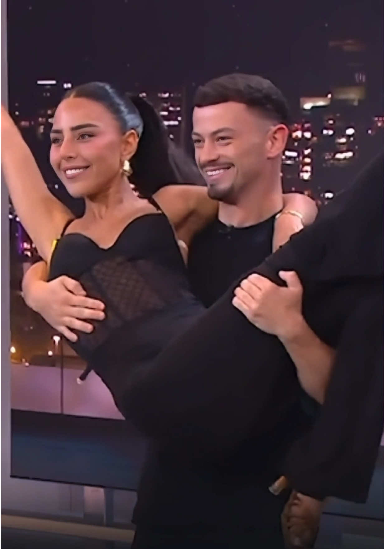 נראה אותה על הרחבה בעונה הבאה? 🤩 אליו כהן הגיעה אתמול למדברים על כוכבים ואפילו סיפרה מי המנצח שלה #אליןכהן #מדבריםעלכוכבים #רוקדיםעםכוכבים 