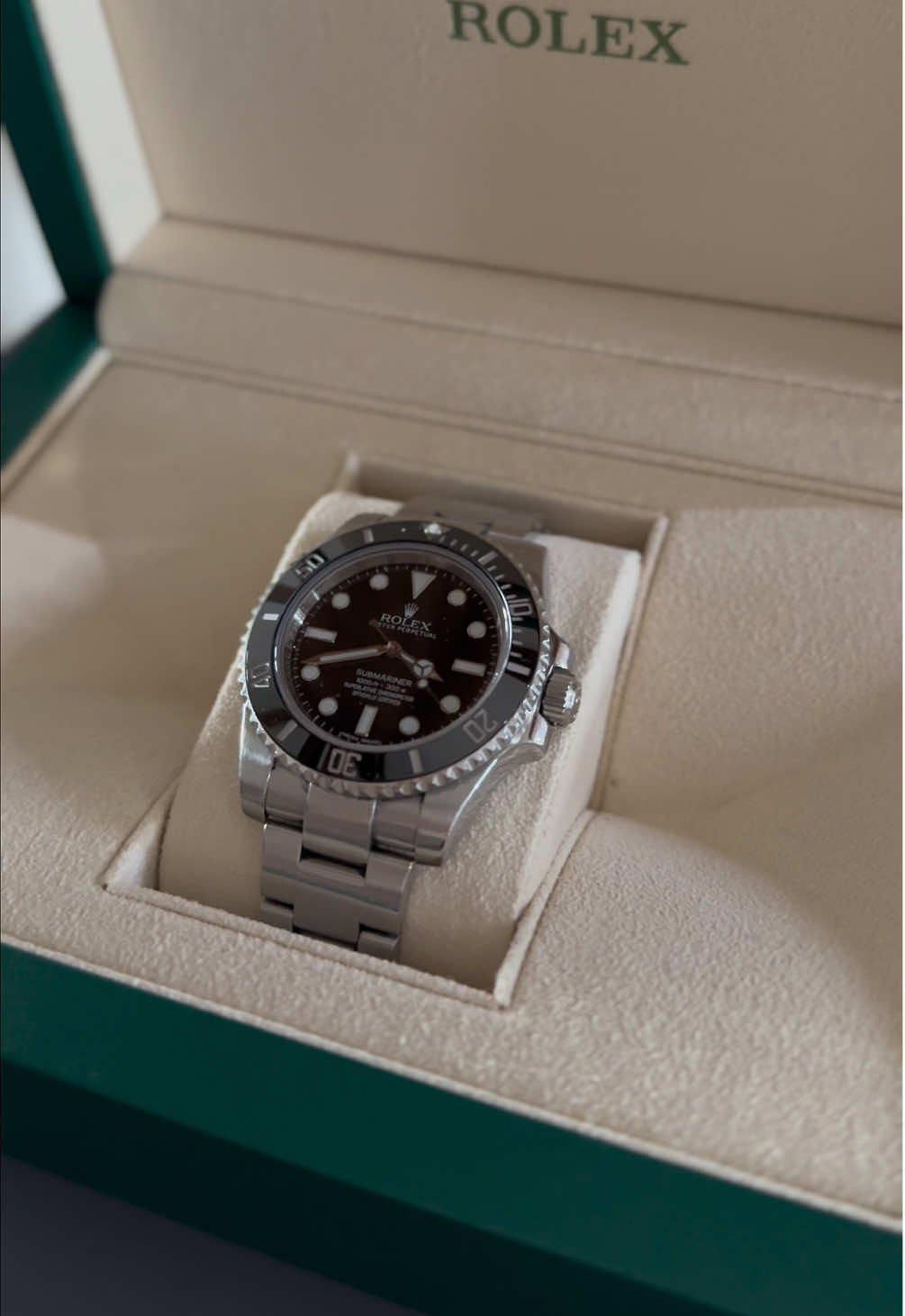 Unboxing a true no brainer when it comes to sports watches ⚾️ The Rolex Submariner No Date.  Do you prefer the Date or No Date Submariner? Let us know in the comments 👇🏼 #chrono24 #chrono24brandweek #rolex #submariner #unboxing 