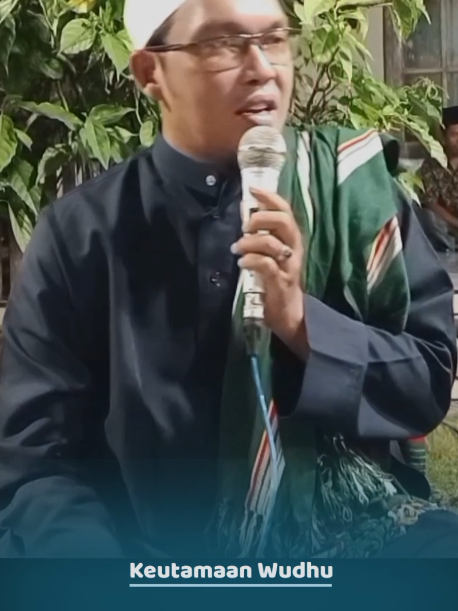 KEUTAMAAN WUDHU Orang yang selalu punya wudhu, selain terus menerus dapat pahala, juga dilindungi oleh Allah dari segala bahaya, terlebih diselamatkan dari perbuatan dosa, baik dosa dzahir atau dosa batin.  Dalam kitab Kasyifatus Saja diterangkan bahwa orang yang Dawamul Wudhu tidak akan meninggal dunia kecuali ia akan dituntun Malaikat Jibril. Semoga kita diberi kemampuan untuk terus suci dari hadast dan segala dosa. #wudhu #wudhuyangbenar #suci #husnulkhotimah #motivation 