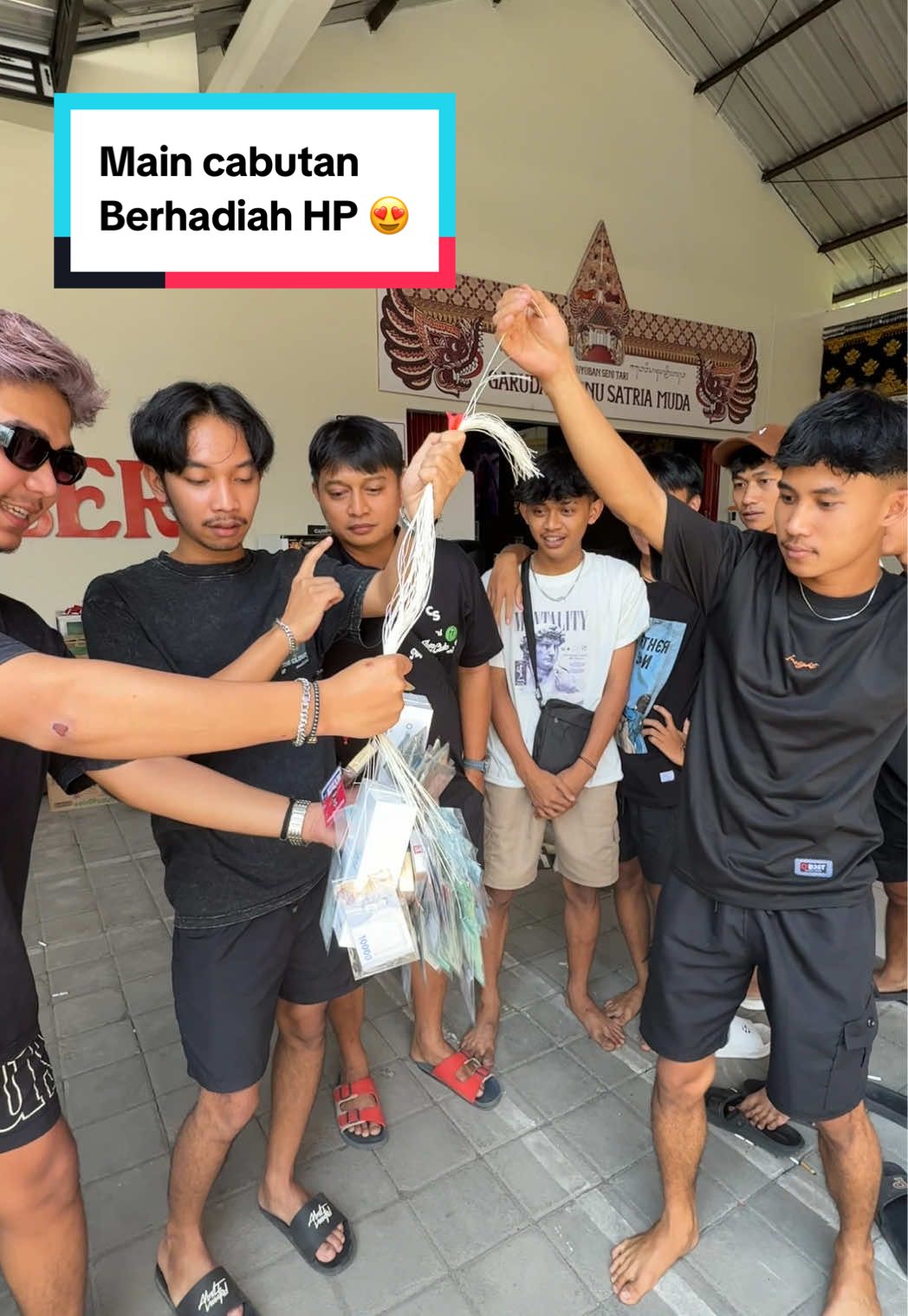 Seru banget nih! Kira-kira siapa lagi ya yang bakalan dapet hadiah utamanya ?? 