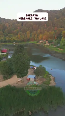Keremali Yaylası Gölü, Sakarya’nın gizli cennetlerinden biri… Göl kenarındaki yüksek ağaçların gölgesinde çadır kurup kamp yapan insanların sessizliği, kuş ve ördek sesleriyle birleşince adeta bir doğa senfonisi ortaya çıkıyor. Yol biraz virajlı ve yer yer bozuk olsa da sabırla çıktığınızda karşınıza büyüleyici bir manzara çıkıyor. İnternet çekimi oldukça zayıf, bu yüzden buraya geldiğinizde telefonlardan çok doğayla bağ kurmaya hazır olun. 🌿 Unutmayalım; bu güzellikleri gelecek nesillere aktarmak için çöplerimizi yanımızda götürelim, göle sadece güzel anılar bırakalım. #KeremaliYaylası #Göl #DoğadaHuzur #KampKeyfi #SakaryaYaylaları 