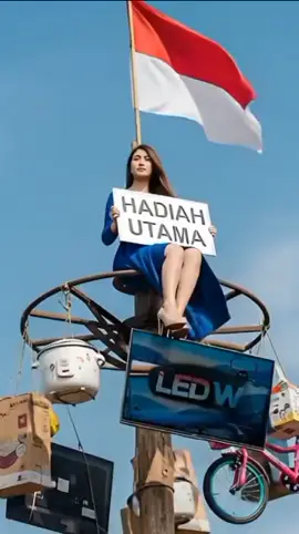 panjat pinang berhadiah menarik