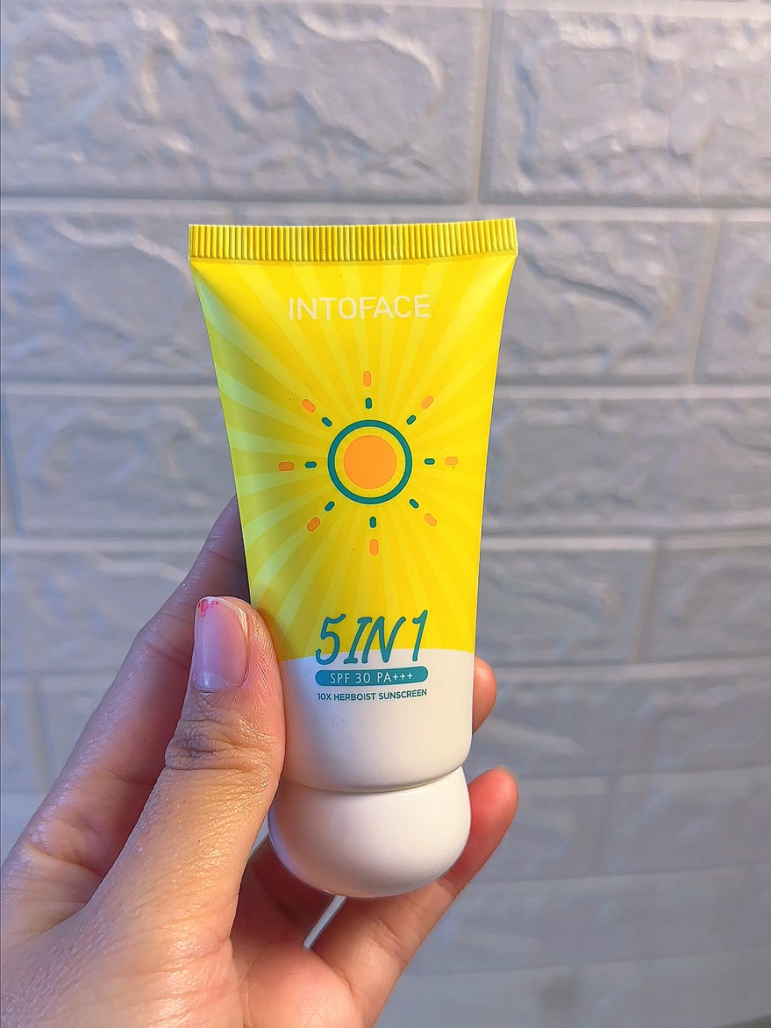 🫣 Masih keluar rumah tanpa sunscreen? Kulitmu bisa cepat kusam & menua loh 😢 Coba INTOFACE 10X Herborist Sunscreen – perlindungan maksimal + rawat kulitmu setiap hari! 🌿 10X Herborist Complex 🧴 Pakai tiap pagi sebelum keluar rumah ✨ Ringan, no whitecast, cocok semua jenis kulit 👉 Klik keranjang kuning biar wajahmu tetap happy 😊 #sunscreenwajib #skincareharian #intoface #herboristsunscreen #skincareindonesia #kulitsehat #fyp #affiliatetiktok