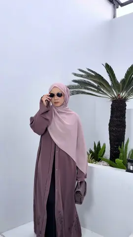 Alhamdulillah Deeba comeback, setelah vacum beberapa minggu karena ada kendala produksi, kini hadir dengan revisi yang lebih mewah😚🤏🏻 #abayabysyakila #abayamesilokal #abayafashion 