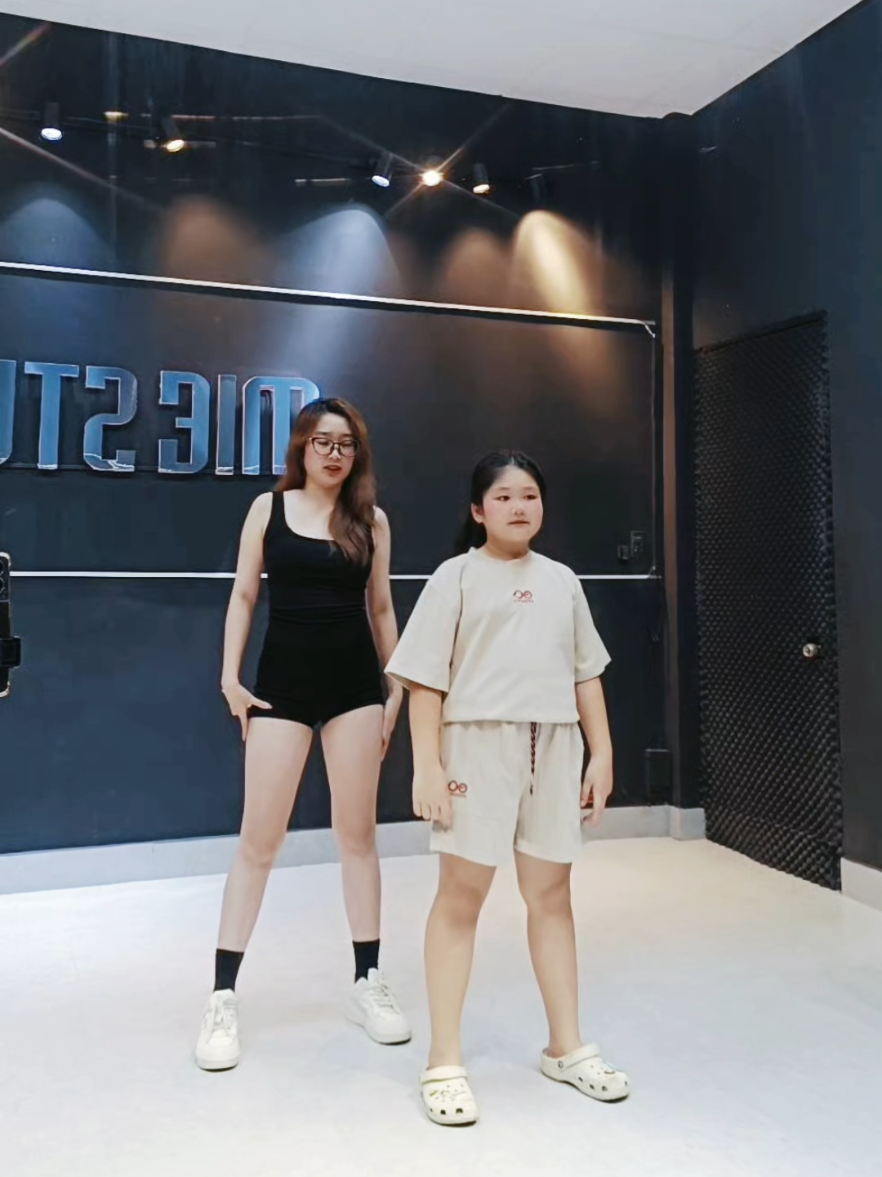 Cô trò tui cân mọi trend nhaaa .... tiếp chiêuuuu 🤣🤣😘😘😊 ~!!!!  #miestudio #miedanceclass #lophocnhaygovap #kiddanceclass #tiktokdanceclass 