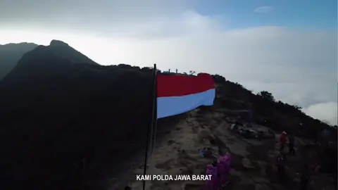 DIRGAHAYU KEMERDEKAAN REPUBLIK INDONESIA KE-80 🇮🇩 Dari Puncak Tertinggi di Jawa Barat — Gunung Ciremai, Polda Jawa Barat bersama seluruh peserta upacara pengibaran bendera mengucapkan selamat memperingati 80 tahun kemerdekaan Republik Indonesia. Dengan semangat yang membara, dalam dingin dan kabut pegunungan, kami tegakkan Merah Putih di atas tanah tertinggi, sebagai simbol cinta dan bakti kepada Ibu Pertiwi. Langkah kaki menapaki jalur terjal tak menyurutkan tekad kami untuk membawa semangat persatuan sampai ke puncak. 80 tahun Indonesia merdeka, 80 tahun rakyat Indonesia berjuang dan bertumbuh. Kini saatnya kita melangkah lebih jauh: Bersatu dalam keberagaman, Berdaulat dalam kemandirian, Mensejahterakan rakyat, dan Mewujudkan Indonesia yang Maju. Jayalah terus Indonesiaku! Kami siap menjaga, mengabdi, dan melindungi negeri ini sampai titik tertinggi. #HUTRI80 #DirgahayuIndonesia #IndonesiaMaju #PoldaJabar #PuncakCiremai    