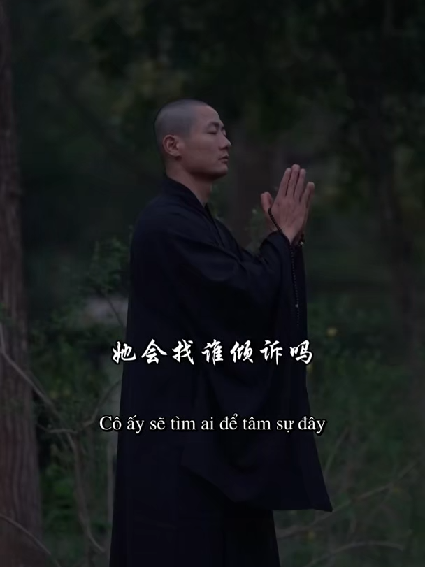 Bạn biết một người phụ nữ khi buồn bã thì sẽ tìm ai để tâm sự không? 你知道一个女人难过了 他会找谁倾诉吗 答案真的很乱心 不是她的亲人 也不是他的朋友 更不是她的老公 因为她的亲人不理解她 她的朋友不一定真心 而她的老公 则是她难过的罪魁祸首 很多人都说女人很矫情 但只有她知道 结婚以后 朋友没了 娘家也变成了亲戚 至于婆家 她更是一个外人 所以女人伤心的时候 没有人会在意她的感受 她一直都是自己一个人 再苦都找不到倾诉对象 她只能够在夜深人静的时候 流着泪慢慢的睡去 然后第二天醒来 强颜欢笑的继续生活。 --------------- Nǐ zhīdào yī gè nǚrén nánguò le Tā huì zhǎo shéi qīngsù ma Dá'àn zhēn de hěn luànxīn Bùshì tā de qīnrén Yě bùshì tā de péngyǒu Gèng bùshì tā de lǎogōng Yīnwèi tā de qīnrén bù lǐjiě tā Tā de péngyǒu bù yīdìng zhēnxīn Ér tā de lǎogōng Zé shì tā nánguò de zuìkuí huòshǒu Hěnduō rén dōu shuō nǚrén hěn jiǎoqíng Dàn zhǐyǒu tā zhīdào Jiéhūn yǐhòu Péngyǒu méi le Niángjiā yě biàn chéng le qīnqī Zhìyú pójiā Tā gèng shì yīgè wàirén Suǒyǐ nǚrén shāngxīn de shíhou Méiyǒu rén huì zàiyì tā de gǎnshòu Tā yīzhí dōu shì zìjǐ yī gè rén Zài kǔ dōu zhǎo bù dào qīngsù duìxiàng Tā zhǐ nénggòu zài yèshēnrénjìng de shíhou Liú zhe lèi mànman de shuì qù Ránhòu dì èr tiān xǐng lái Qiǎngyán huānxiào de jìxù shēnghuó. --------------- Bạn biết một người phụ nữ khi buồn bã Thì sẽ tìm ai để tâm sự không? Câu trả lời thật sự rất bối rối Không phải là người thân của họ Cũng không phải là bạn bè của họ Càng không phải là chồng của họ Bởi vì người thân của họ không thấu hiểu họ Bạn bè của họ chưa chắc đã thật lòng Mà chồng của họ Có khi lại là người gây ra sự buồn bã của họ Rất nhiều người đều nói rằng phụ nữ hay gây chuyện vô lý Nhưng chỉ có họ biết Sau khi kết hôn Bạn bè cũng không có Nhà mẹ đẻ cũng biến thành họ hàng Thậm chí đến cả nhà chồng Họ cũng chỉ là một người ngoài Cho nên lúc phụ nữ tổn thương Không có người nào để ý đến cảm nhận của họ Họ lúc nào cũng phải một mình Những đau khổ đều không thể tìm được ai để tâm sự Họ chỉ có thể vào lúc đêm khuya tĩnh mịch Rơi nước mắt chậm rãi chìm vào giấc ngủ Ngày hôm sau tỉnh dậy Tiếp tục cuộc sống bắt bản thân phải mỉm cười. #luugiukhoanhkhacdep💓🍁 #yeuthuongchinhmimh #vuotquakhokhan #luugiukhoanhkhac #vuivemoingay❤️ #cuocsongbinhyen #langkinhcuocsong #cuocsongthuongngay #binhannhe☘ #binhannhe☘️ #nolucphandau #yeuthuongbanthan #camontatca #yeuthuong #tuchualanh #thiennhien #hanhphucgiandon