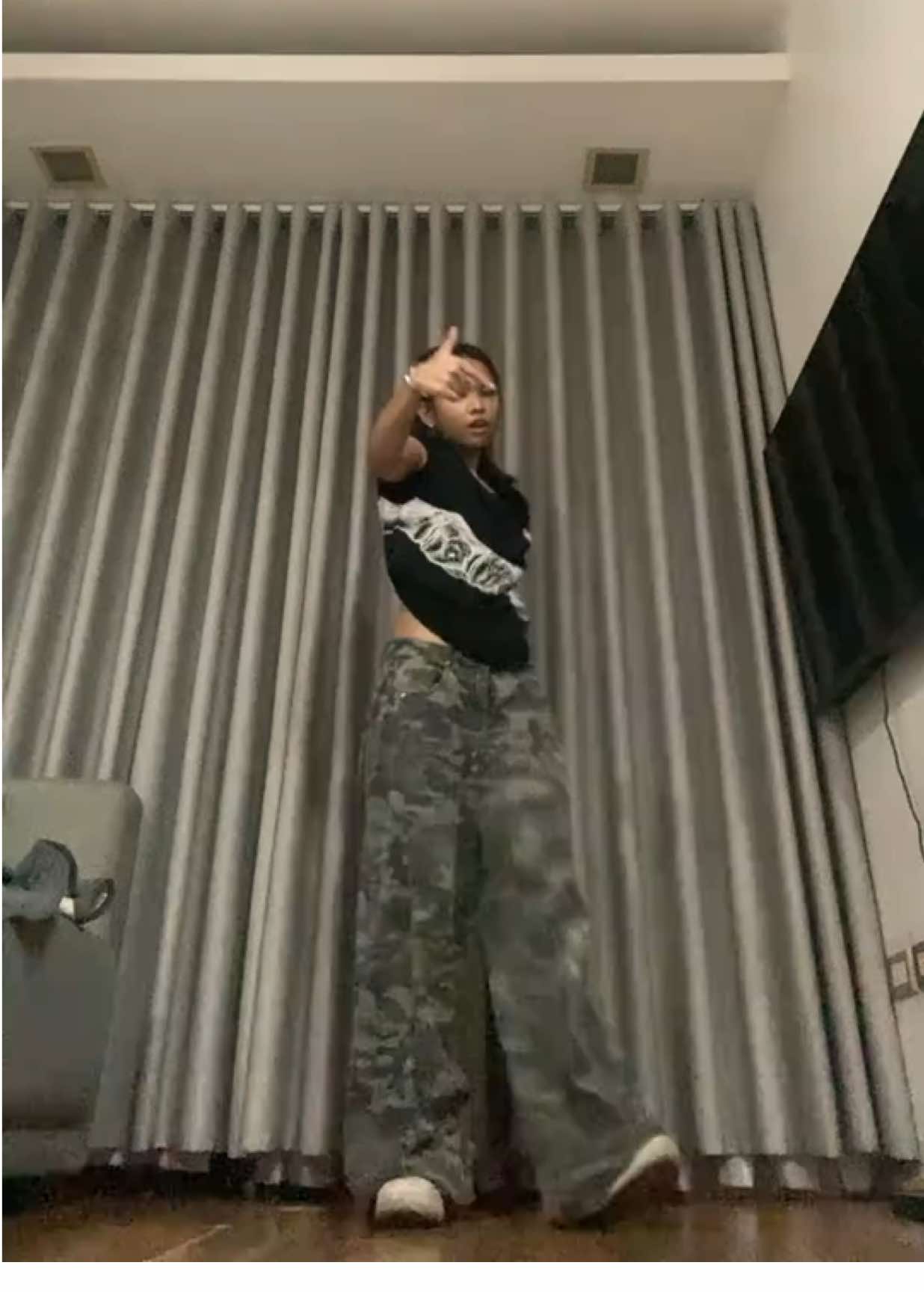 am I too late for this trend?? 🤷‍♀️ | Dc: @Eldonjcl #zyxcba 